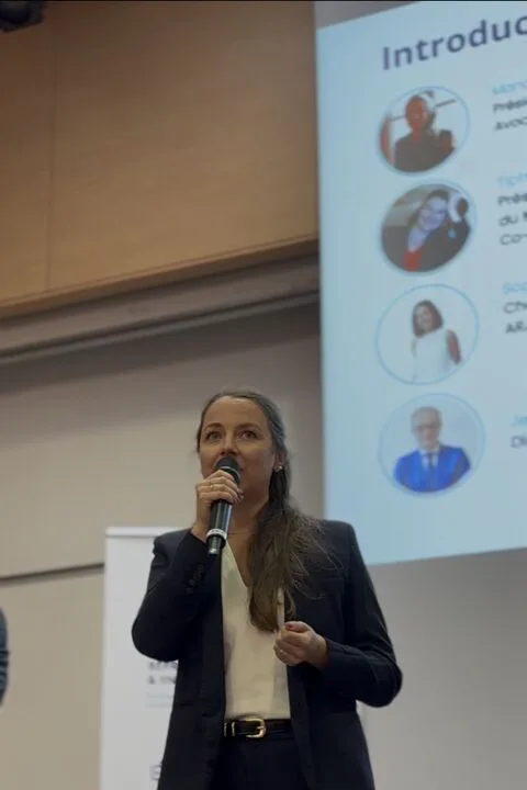 Prise de parole en ouverture de la matinée, devant une diapositive d'introduction présentant les intervenants.